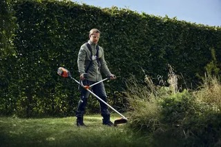 Husqvarna 325 iR accu bosmaaier incl. maaikop, mes en harnas