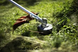 Husqvarna 325 iR accu bosmaaier incl. maaikop, mes en harnas
