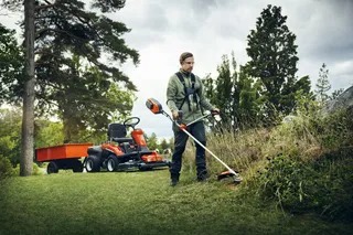 Husqvarna 325 iR accu bosmaaier incl. maaikop, mes en harnas