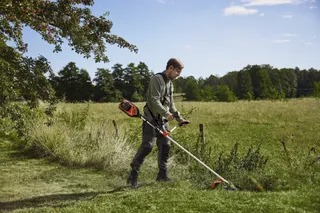Husqvarna 325 iR accu bosmaaier incl. maaikop, mes en harnas